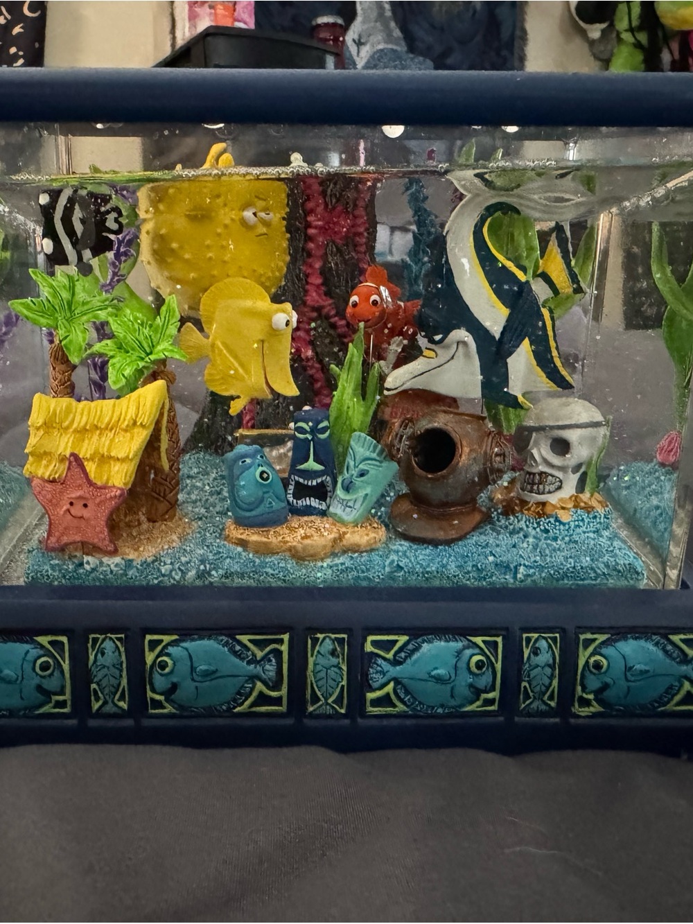 Disney/Pixar Finding Nemo Aquarium Musical Snow Globe/Fish Tank
